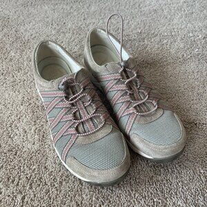 Dansko Honor Casual Comfort Shoe. Brown Suede. Bungie Laces. Sneaker Travel/Hike